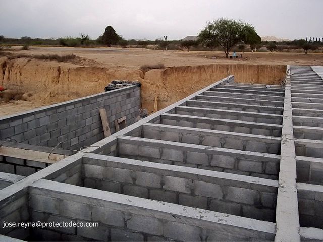Construcción bajo Césped